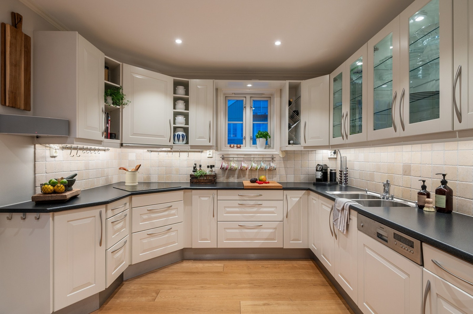 Kjøkkenet er romslig med rikelig skap- og benkeplass. Galleribilde