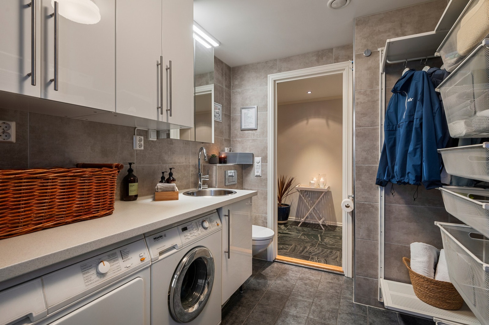 Badet i første etasje fungerer perfekt i kombinasjon med vaskerom. Galleribilde