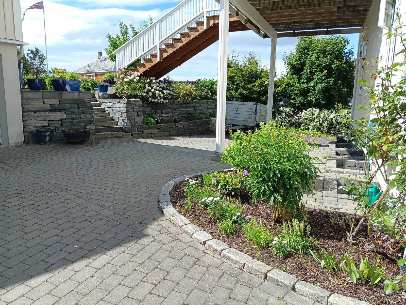 Utrolig flott og gjennomført hage. (selgers egne bilder) I tillegg er det rikelig med parkeringsplasser på eiendommen. Galleribilde