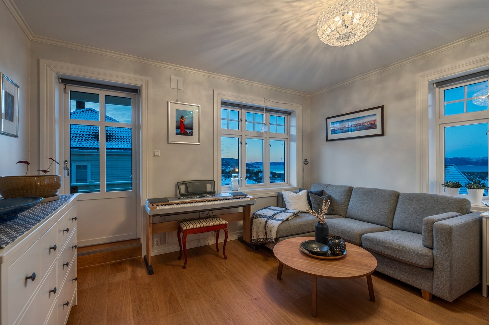 Det ene soverommet i første etasje er så stort at det fint kan kombineres med oppholdsrom, TV-stue eller hva det måtte være. Utgang til overbygd veranda. Galleribilde