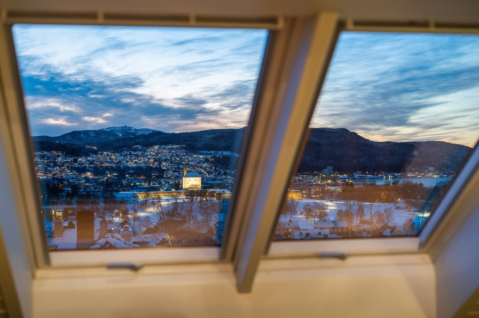 Fra takvinduene på loftet er det en helt fantastisk utsikt. Galleribilde