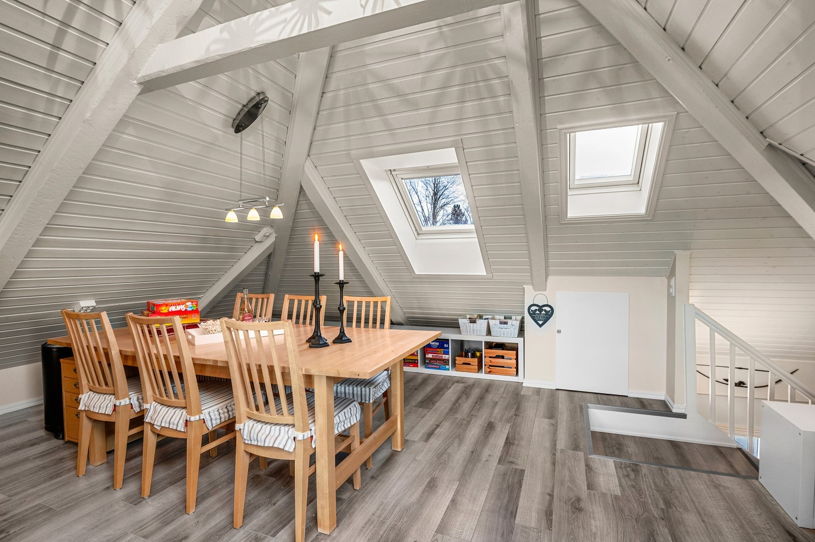 Loftet er innredet som stue, men med plass til spisestue / arbeidsbord som innbyr til hyggelige brettspillkvelder. Galleribilde