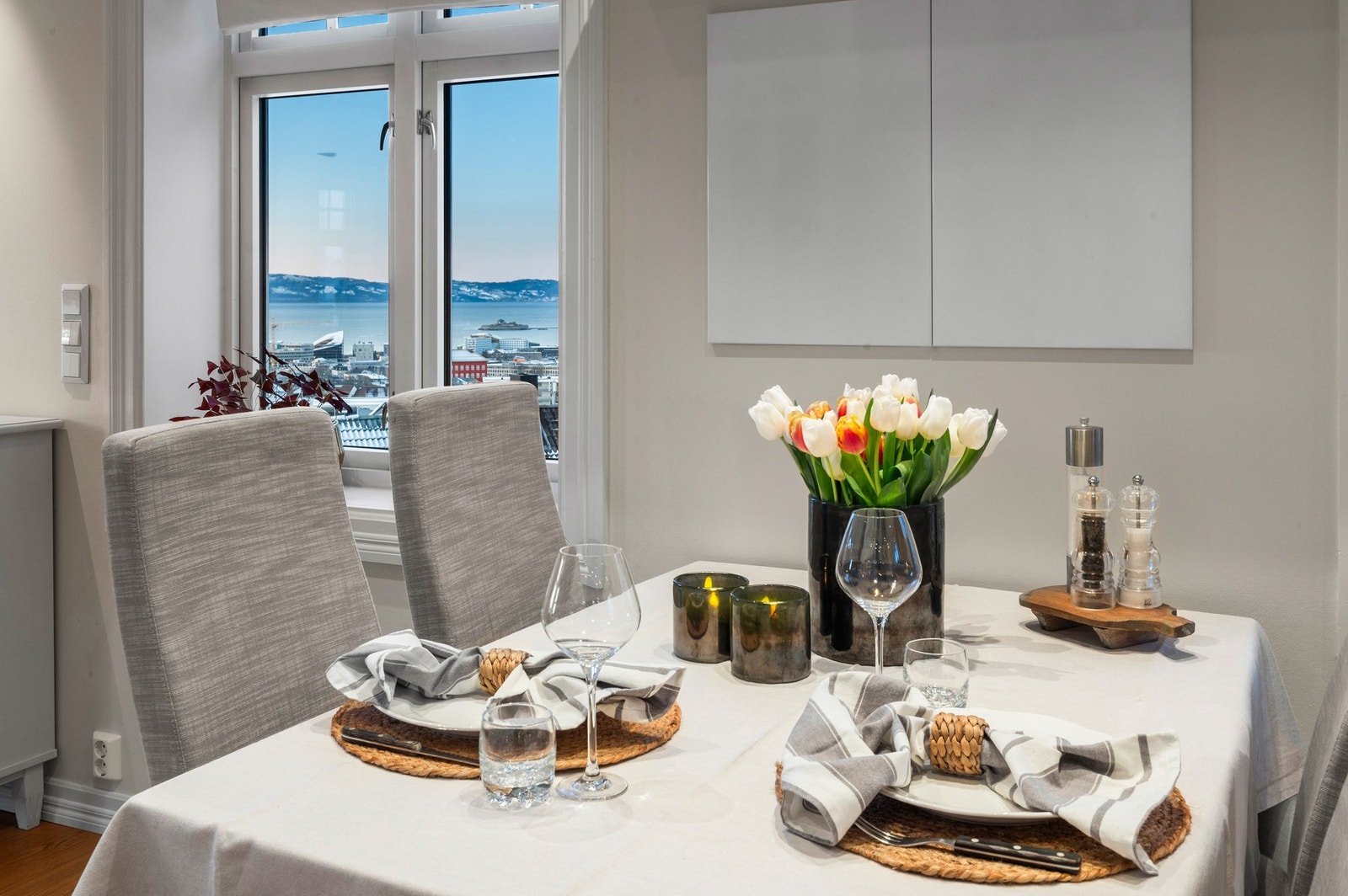 Legg merke til den nydelige utsikten i bakgrunnen. Galleribilde