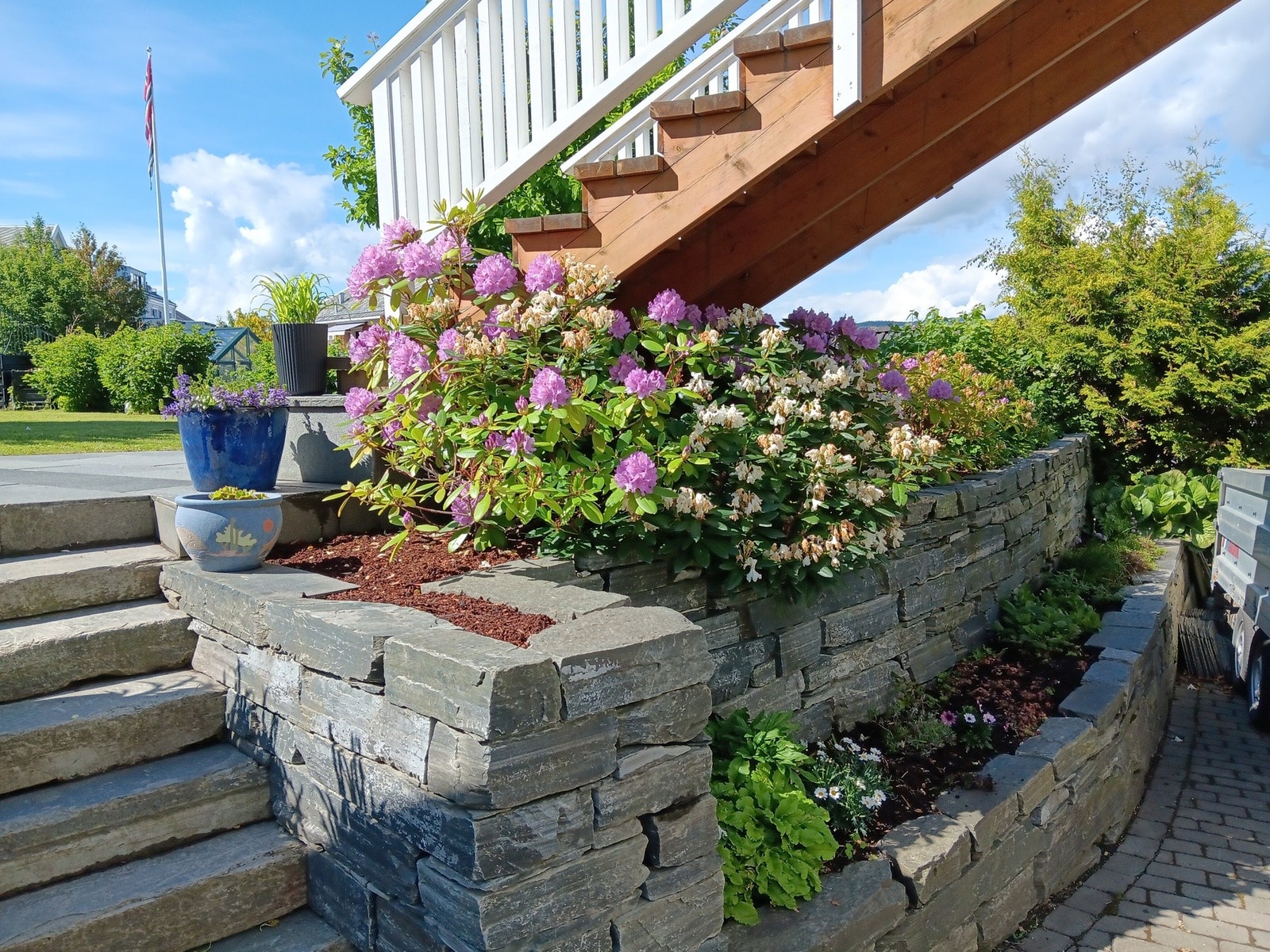 Utrolig flott og gjennomført hage. (selgers egne bilder) Galleribilde