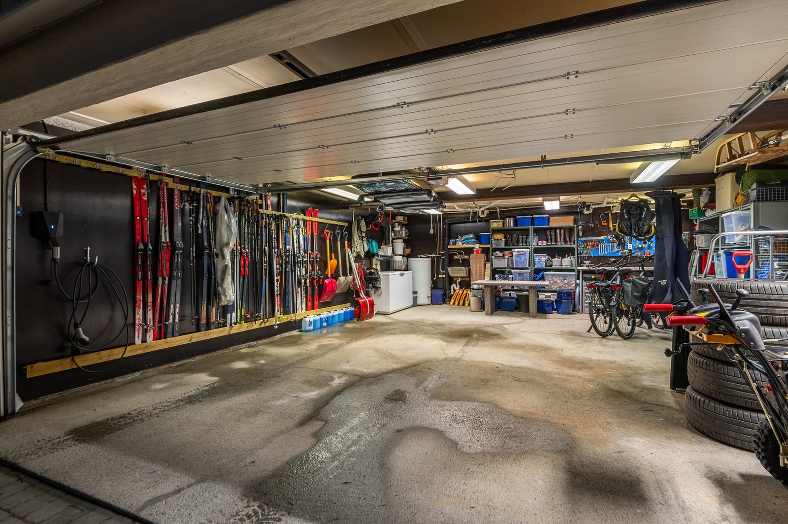 Garasjen har god plass til både oppbevaring og to biler. Galleribilde