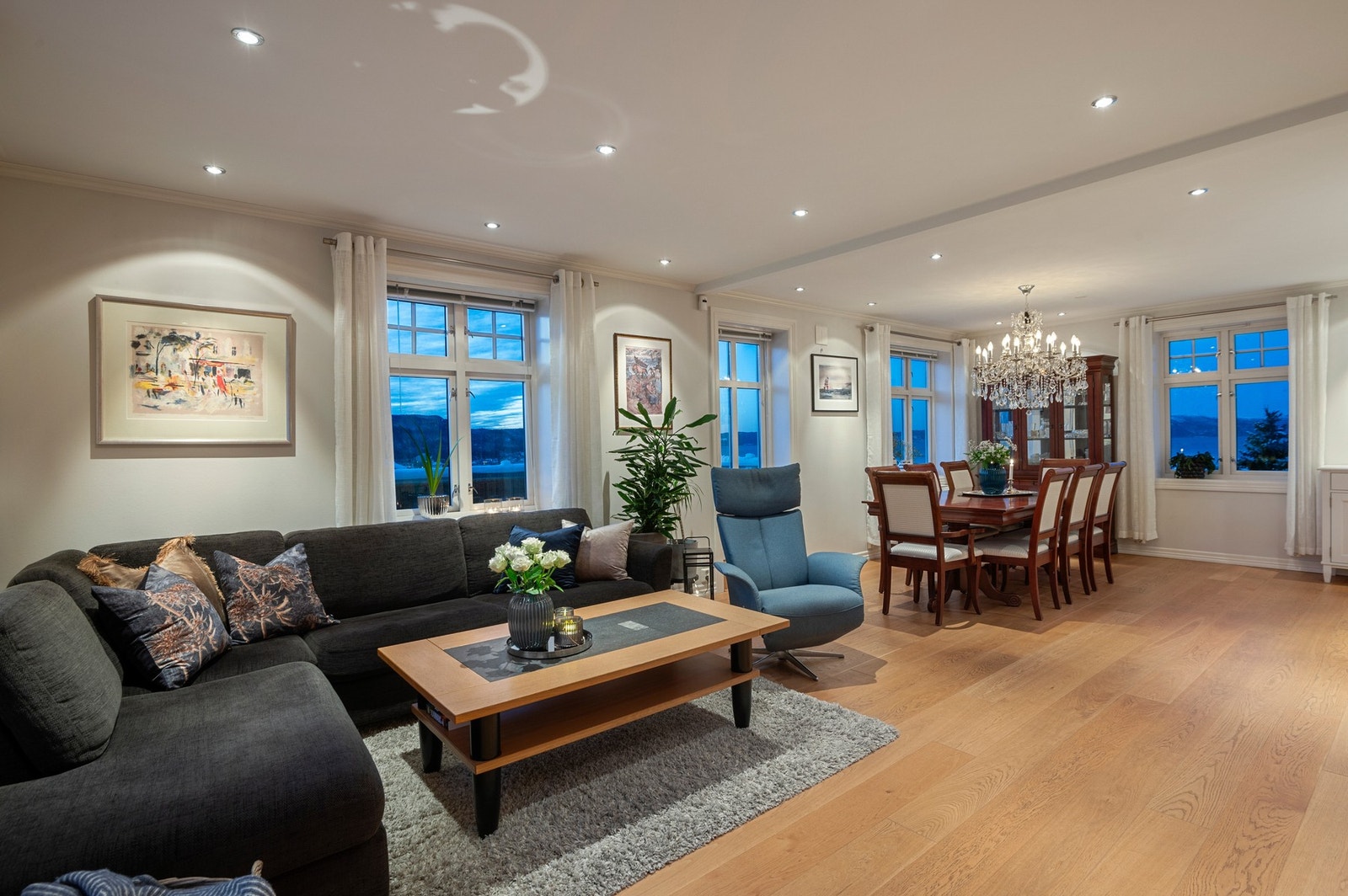 De mange vinduene gir en helt spesiell atmosfære både i dagslys og på kveldstid. Galleribilde