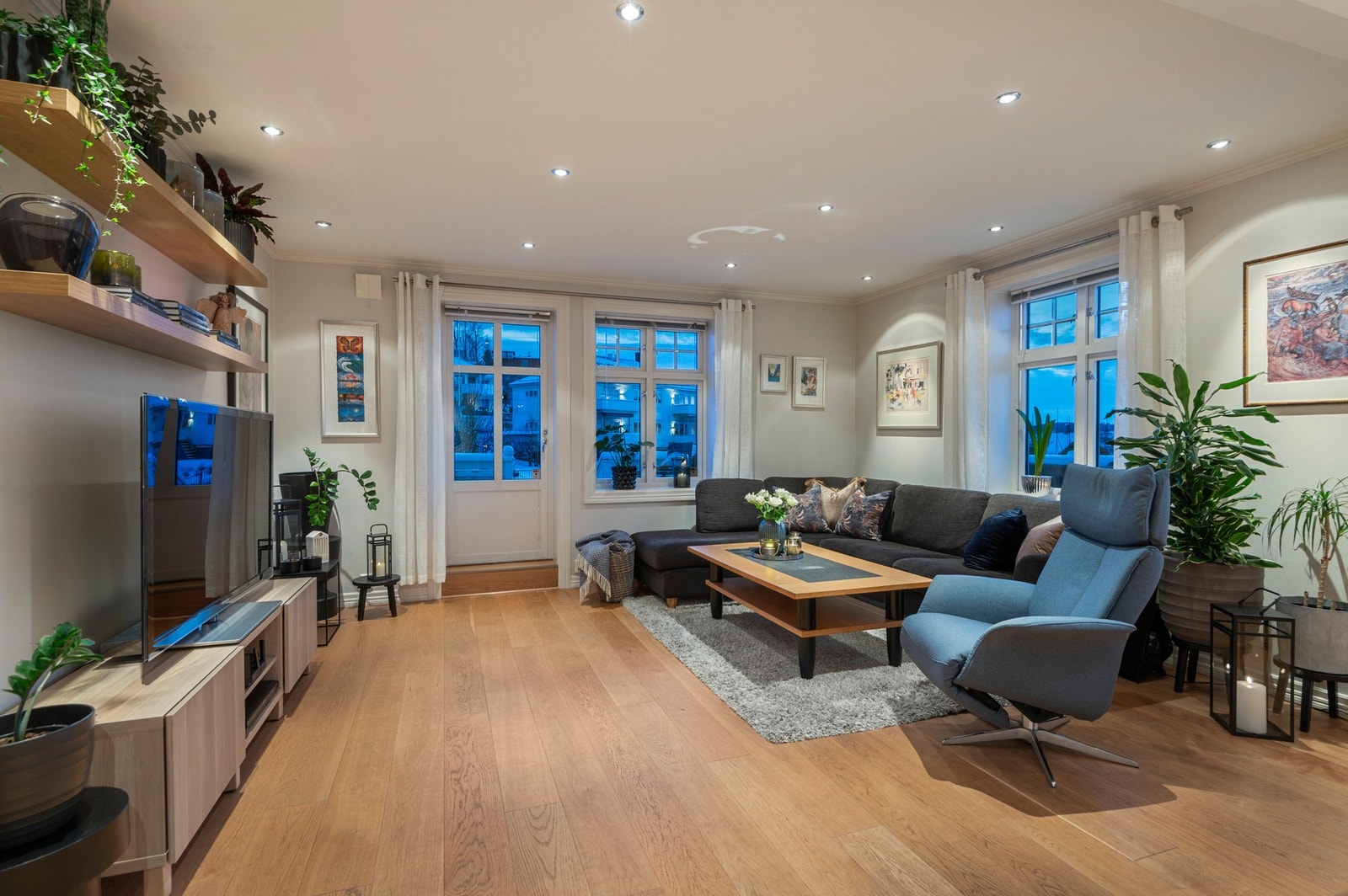 Fra stuen er det utgang til to terrasser. Her kan man følge solgangen fra morgen til kveld. Galleribilde