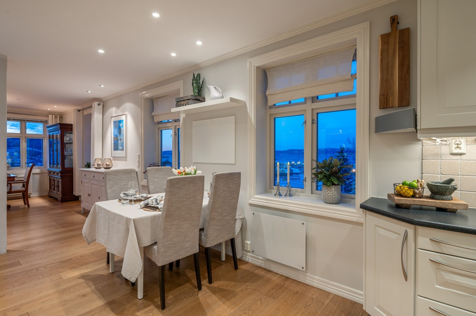 Kjøkkenet byr også på god plass til et mindre spisemøblement. Galleribilde