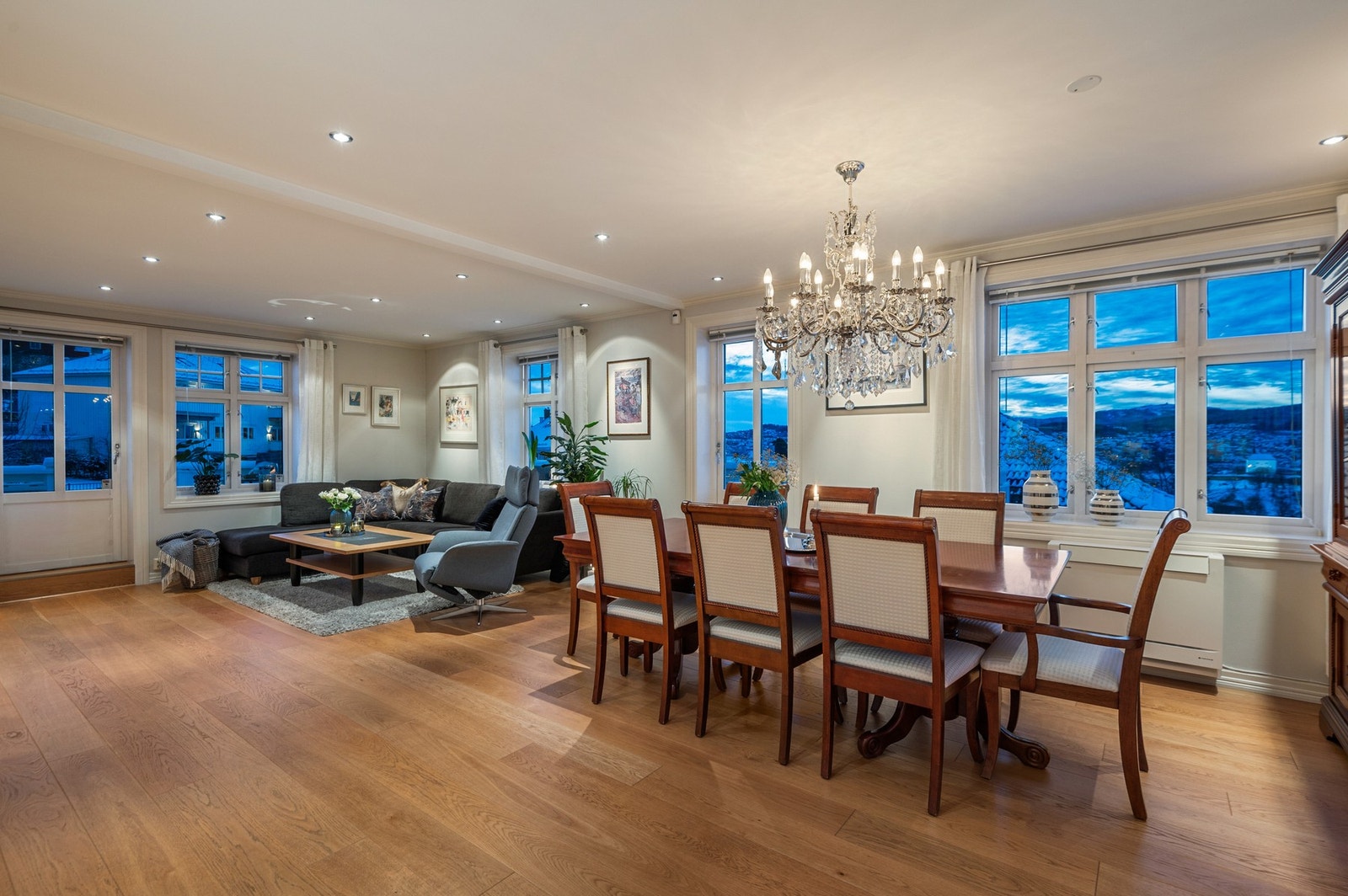 Nydelig stue med store vindusflater og glimrende utsikt. Galleribilde