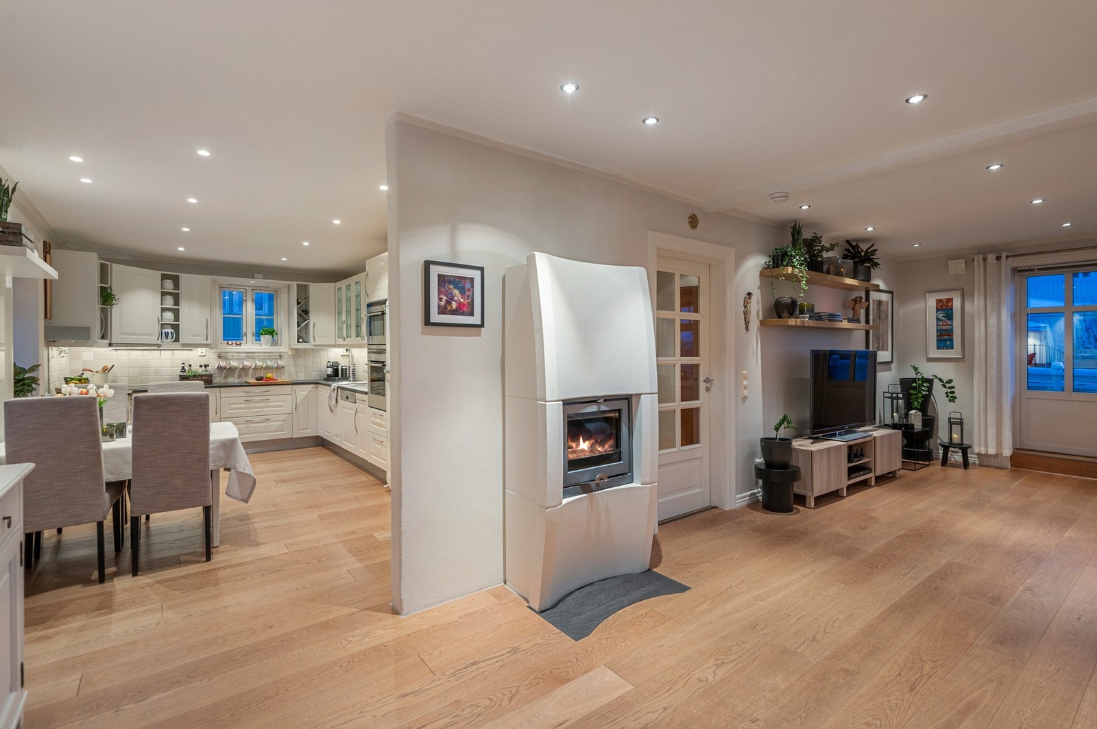 Åpen kjøkkenløsning, men likevel naturlig adskilt fra resten av stuen. Galleribilde