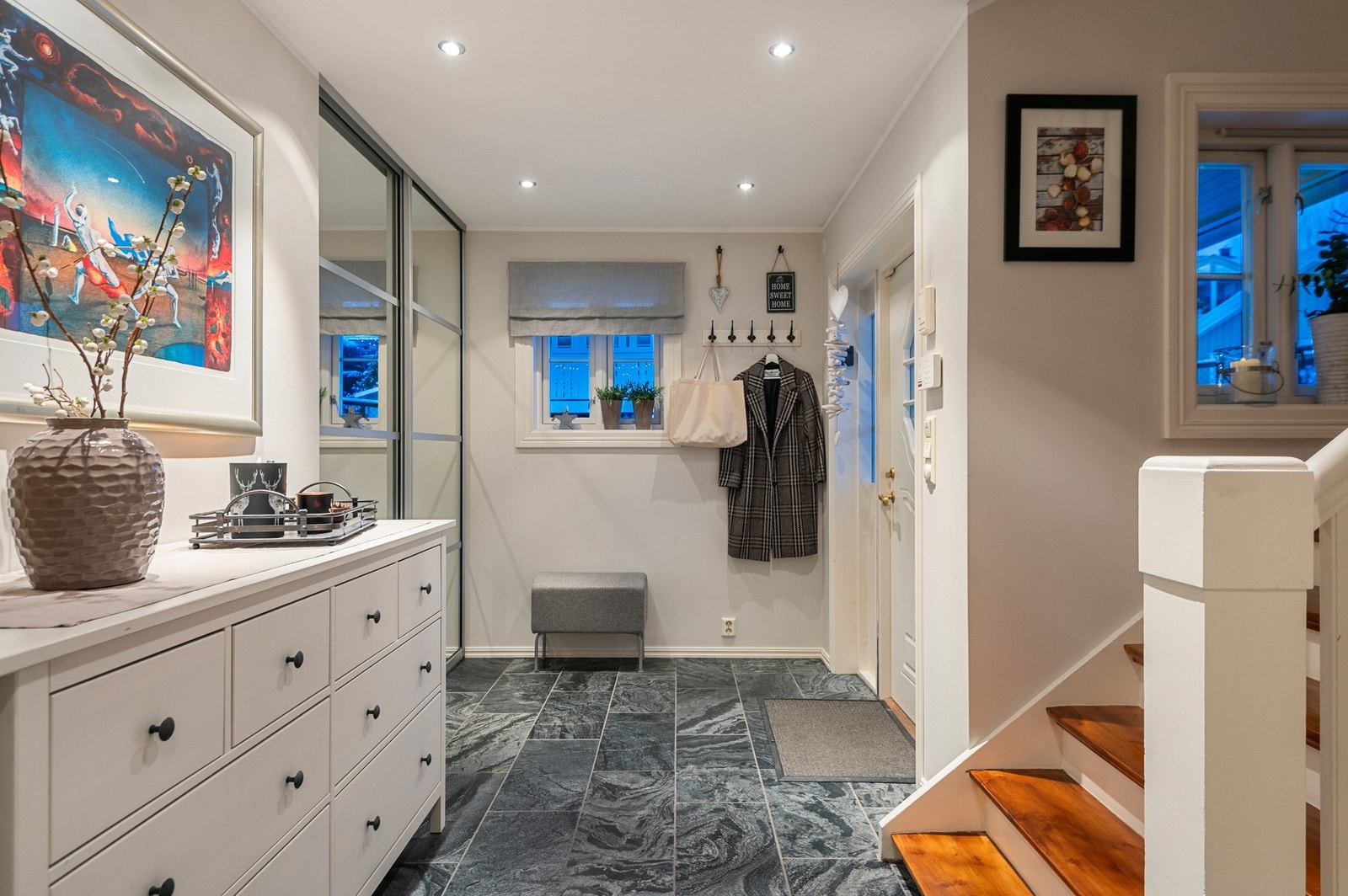 Inngangspartiet i første etasje er romslig og har god plass til garderobeskap og oppbevaring. Galleribilde