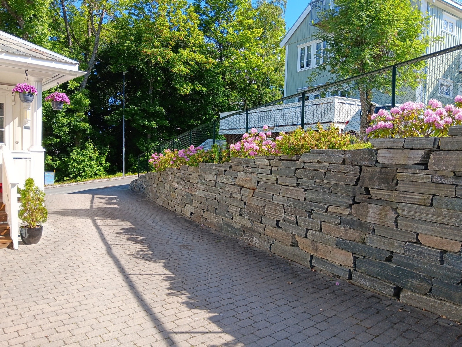 Gårdsplassen er nydelig omrammet av flotte murer og belegningsstein. (selgers egne bilder) Galleribilde