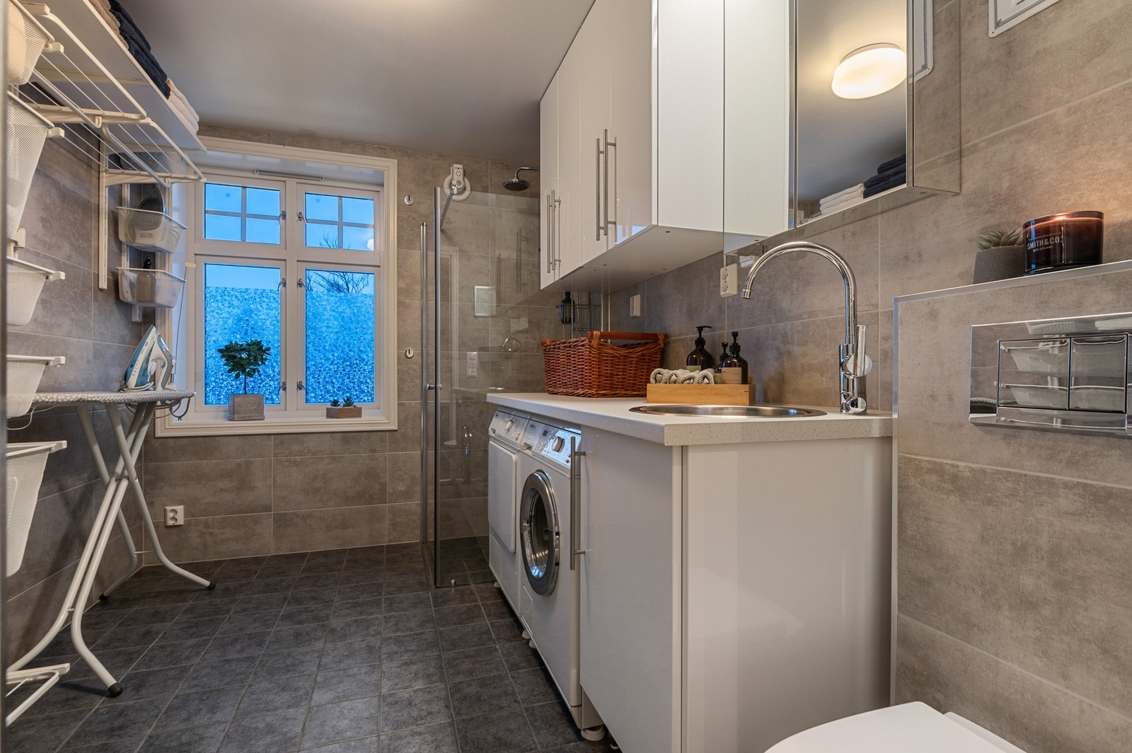 Praktisk innredet med dusjhjørne, opplegg for vaskemaskin og vegghengt wc. Galleribilde