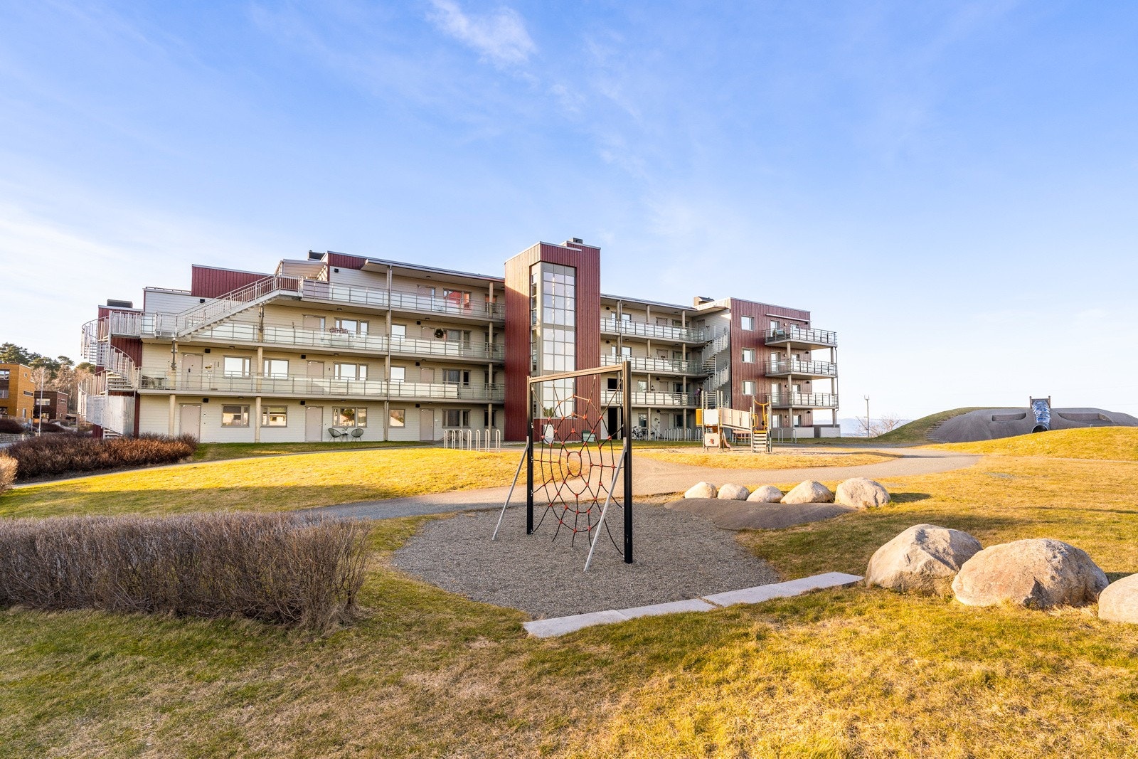 Mellom blokkene er det et pent opparbeidede fellesområder, bestående av store grøntareal, prydbusker og beplantning. Galleribilde