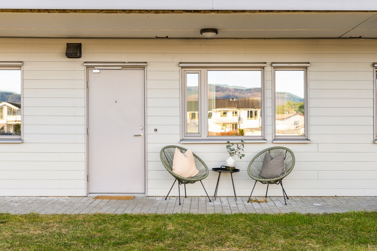 Leiligheten ligger med trappefri adkomst fra en overbygd svalgang. Galleribilde