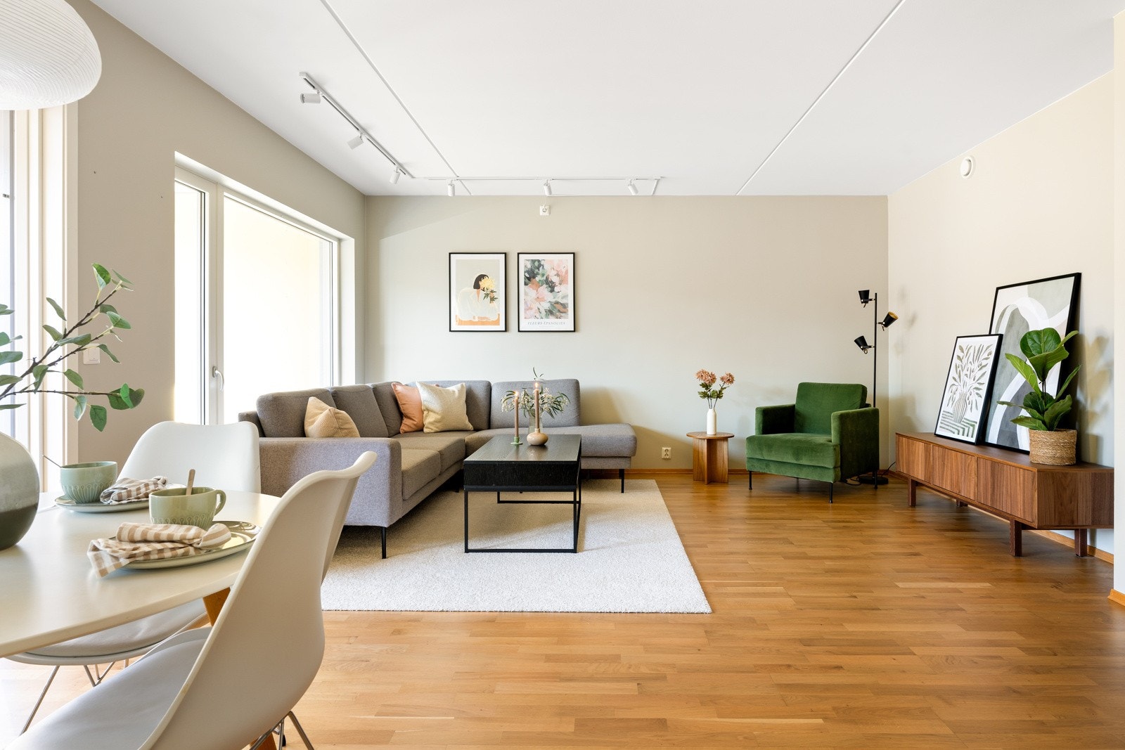 De store vindusflatene gir rikelig med lysinnslipp, og skaper en lys og innbydende atmosfære. Galleribilde