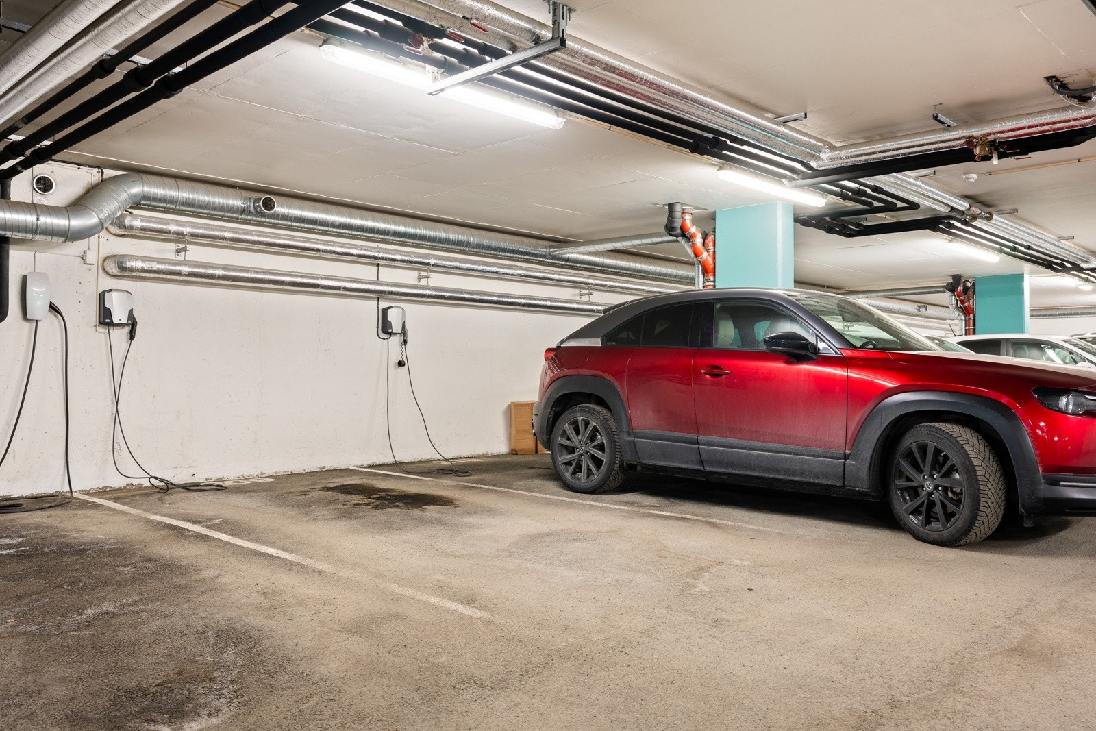 Med leiligheten følger fast biloppstillingsplass i felles parkeringskjeller med elbillader installert. Galleribilde