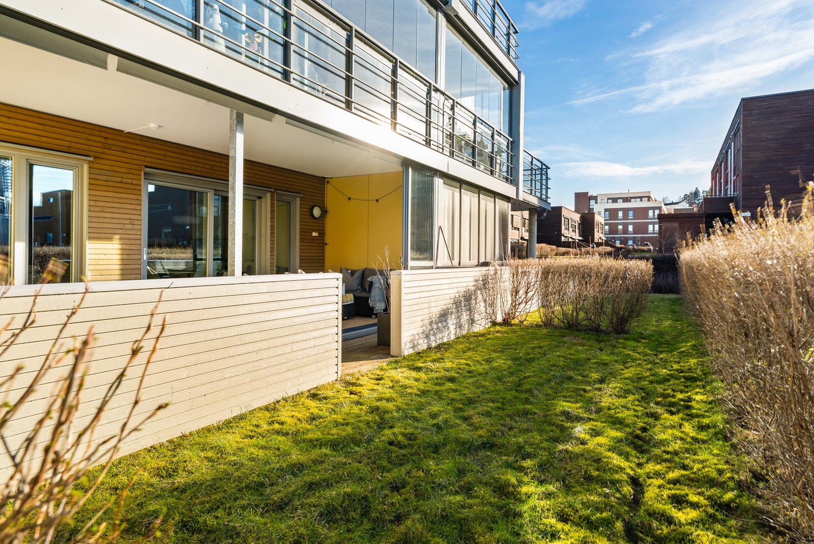 Fra terrassen har man direkte utgang til en skjermet hageflekk. Galleribilde