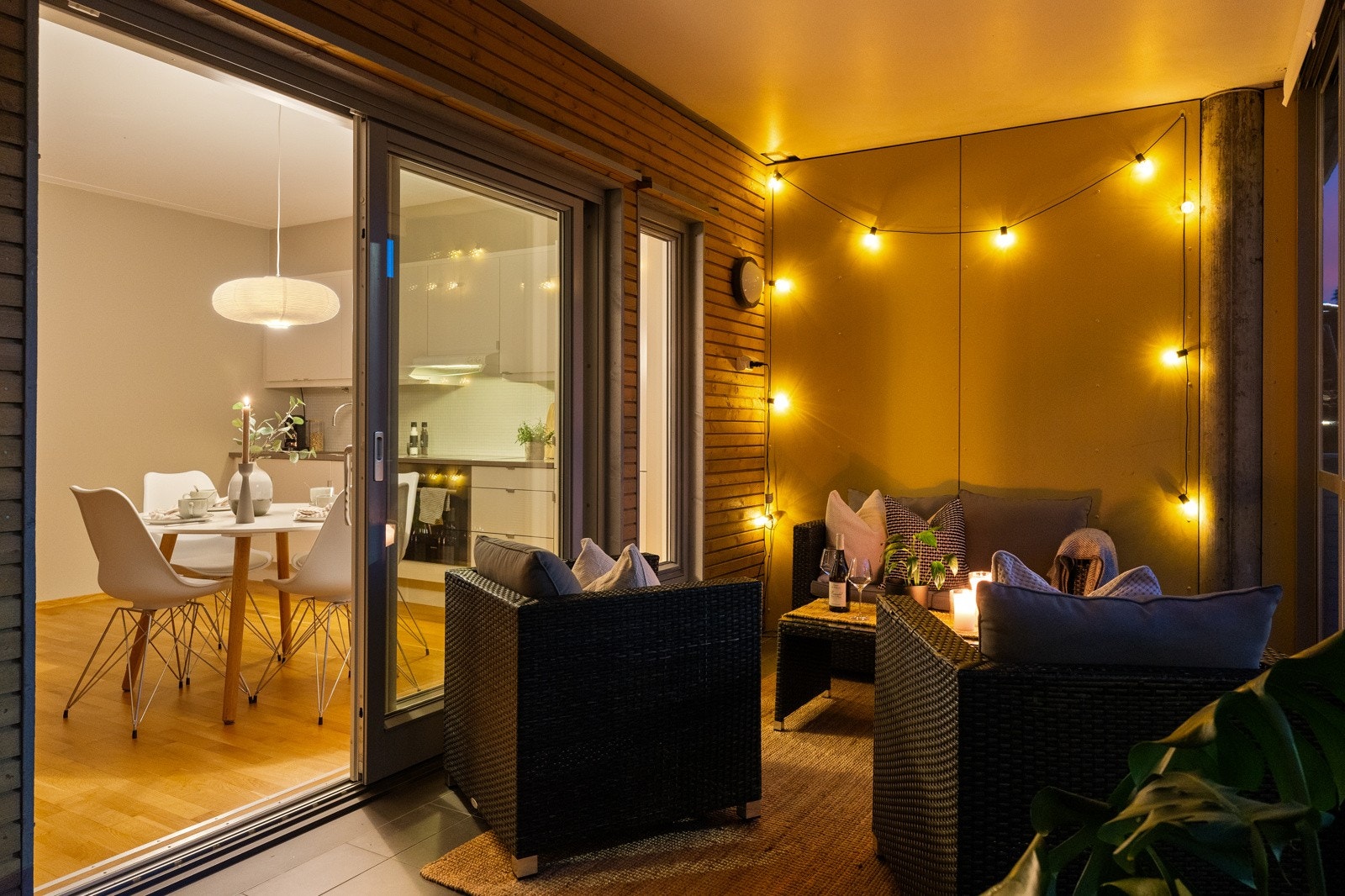 Fra oppholdsrommet har man utgang til en nordvestvend terrasse. Galleribilde