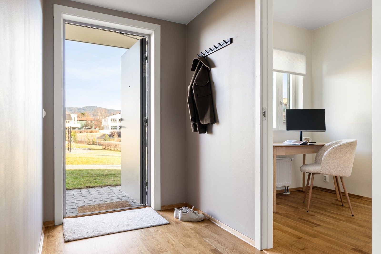 Forbi inngangsdøren venter en lys og romslig gang med god plass til å sette fra seg sko og henge fra seg yttertøy. Galleribilde