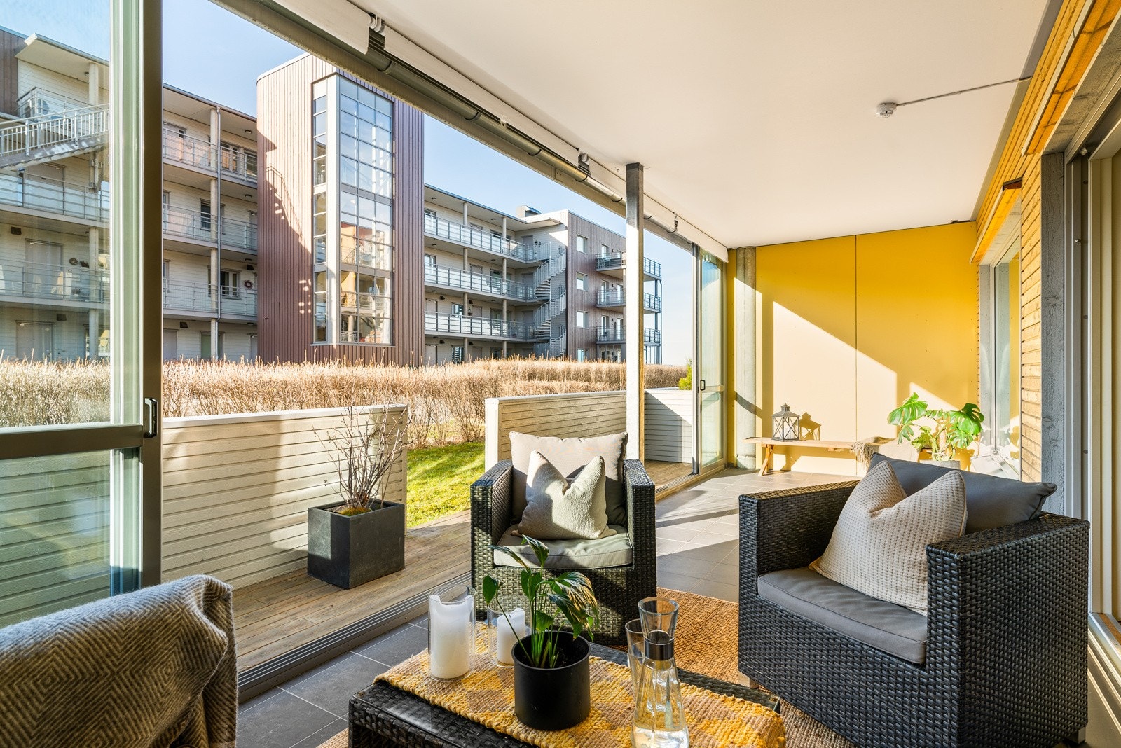 Terrassen er inngalsset og oppleves som en forlengelse av oppholdsrommet. Galleribilde