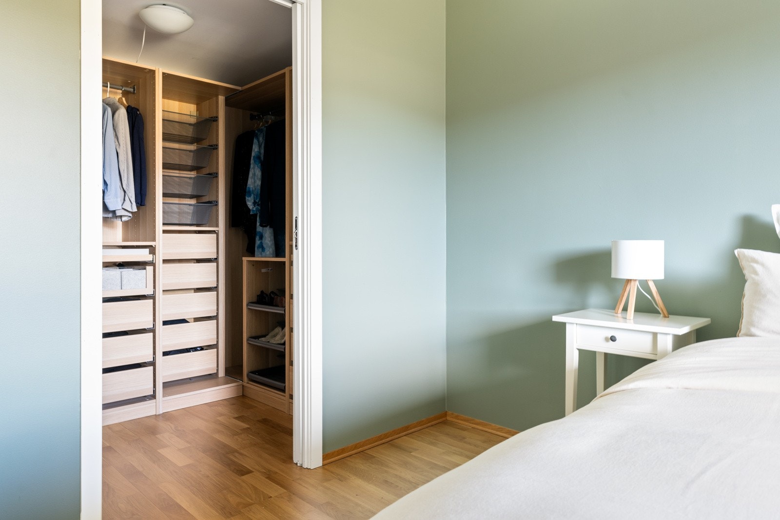 Fra soverommet har man inngang til en praktisk bod/garderoberom på 4 m². Galleribilde