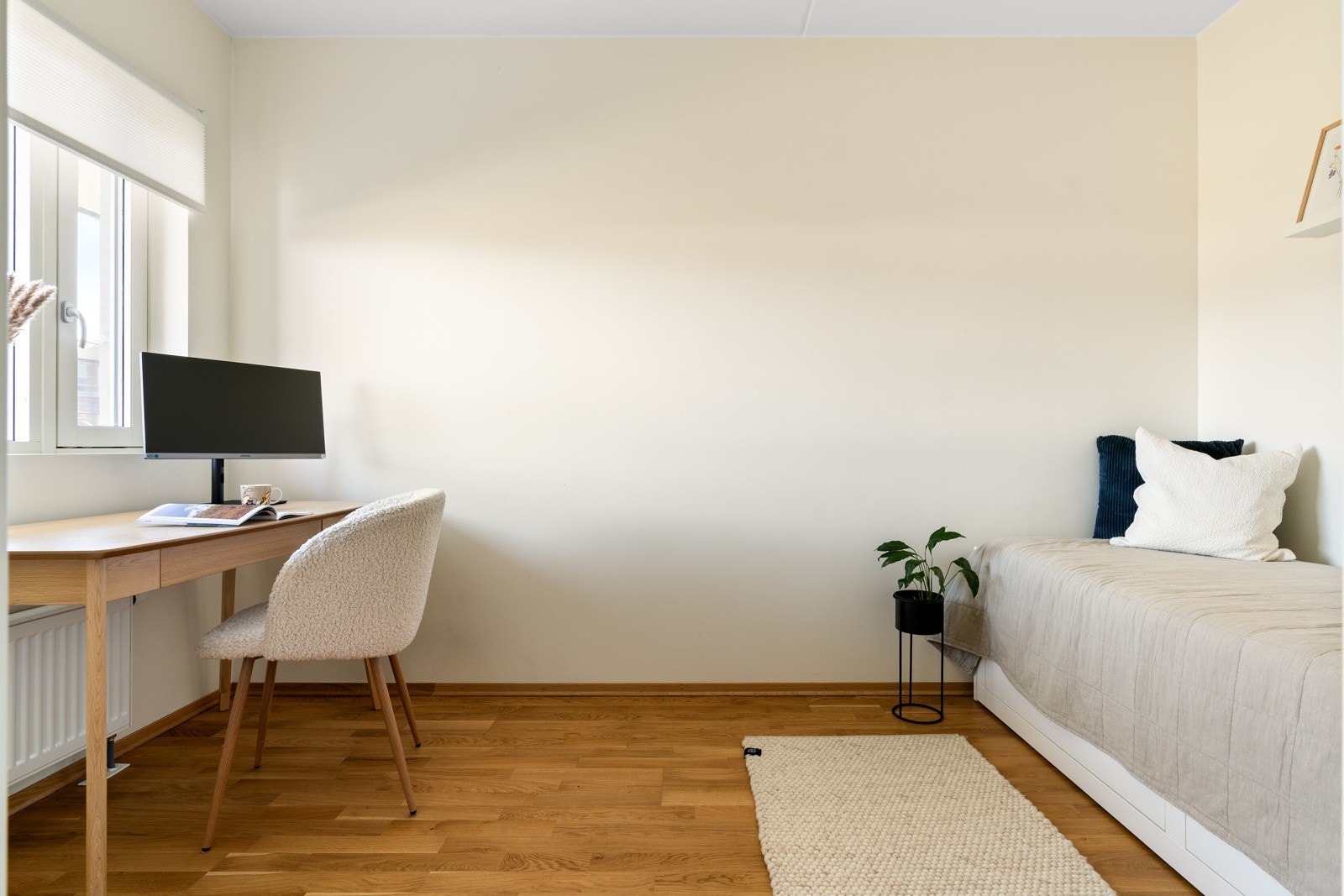 Soverom på 8 m² med plass til seng, garderobeløsninger og tilhørende soveromsmøblement. Galleribilde