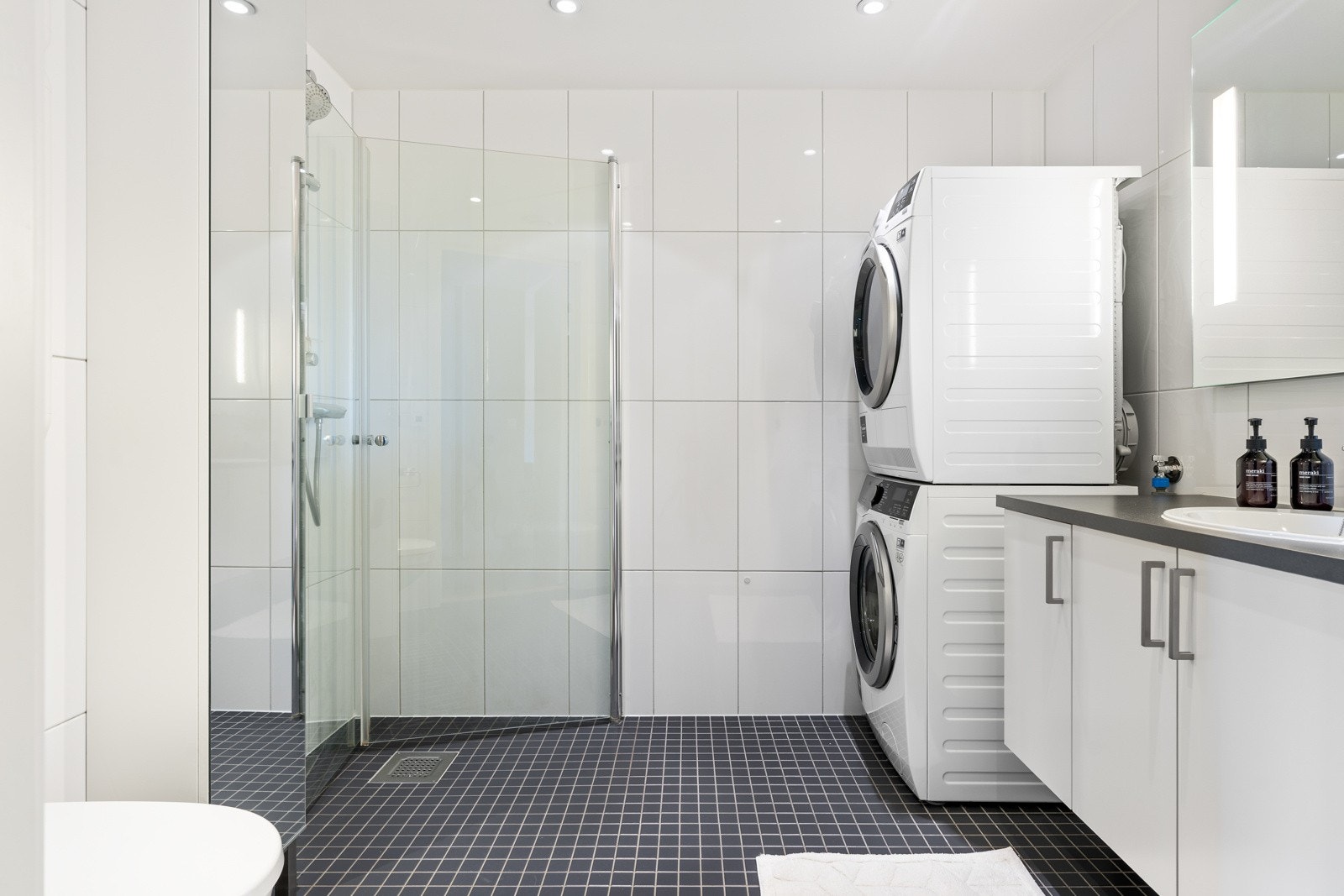 Baderommet måler 5 m² og er flislagt med behagelig varme i gulvet. Galleribilde