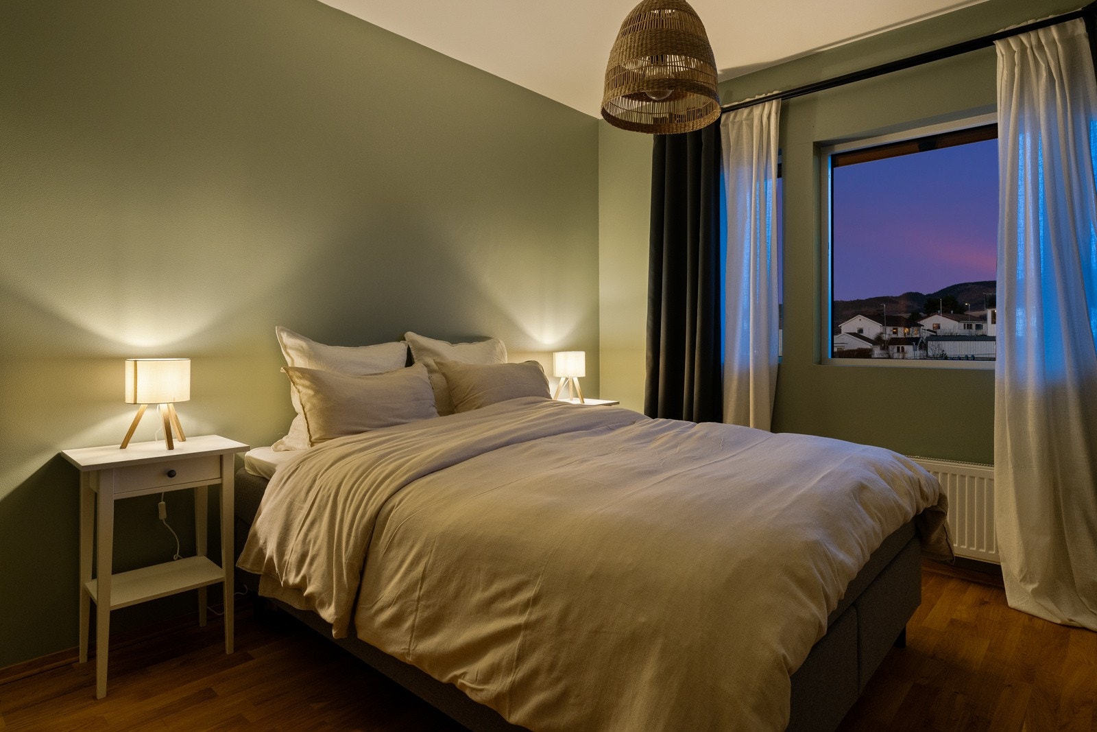 Her er det god plass til stor seng, garderobeløsninger og tilhørende soveromsmøblement. Galleribilde