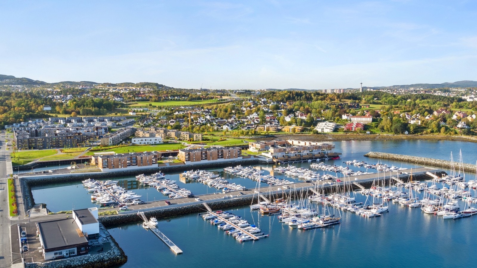 Søndagsturen kan man eksempelvis legge til Grilstad Marina, hvor det er båtplasser, gjestebrygge og kajakkutleie. Galleribilde