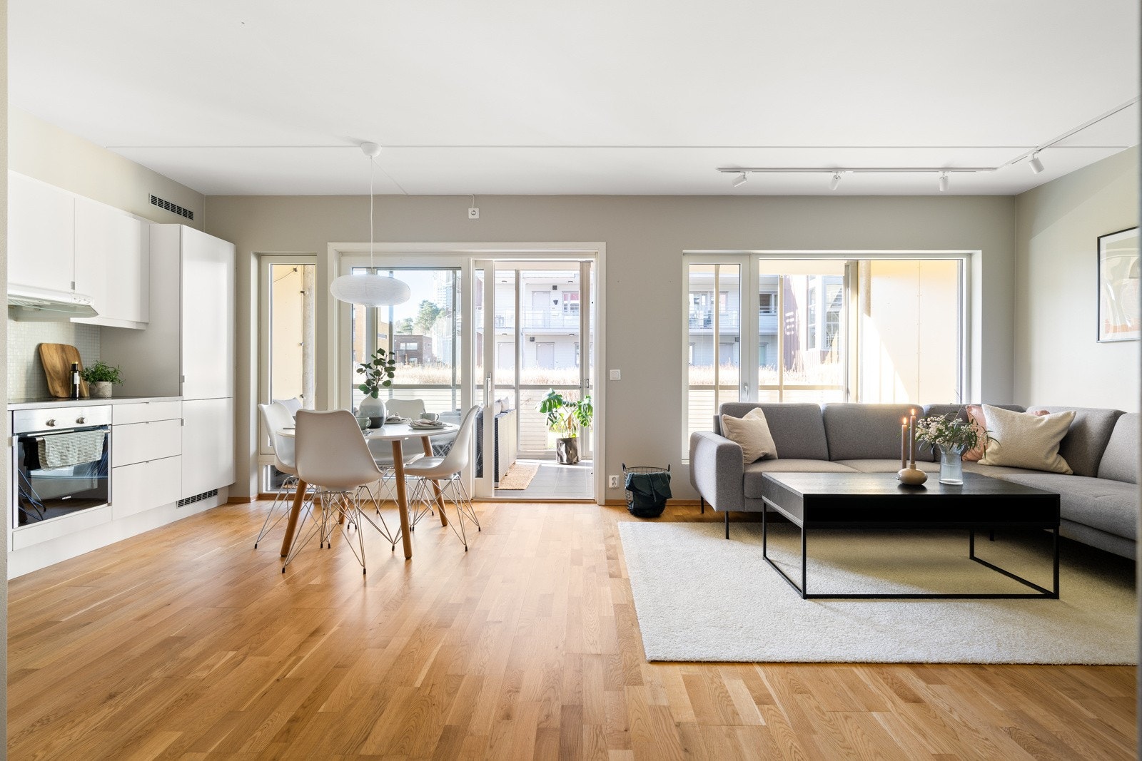 Gangen fordeler seg videre inn til leilighetens to soverom, bad, samt et åpent stue- og kjøkkenareal. Galleribilde