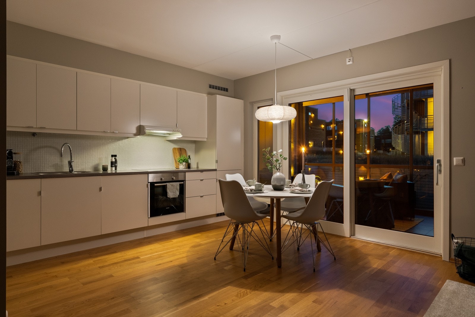 De integrerte hvitevarer medfølger handelen og består av kombinert kjøl- og fryseskap, oppvaskmaskin, platetopp og stekeovn. Galleribilde