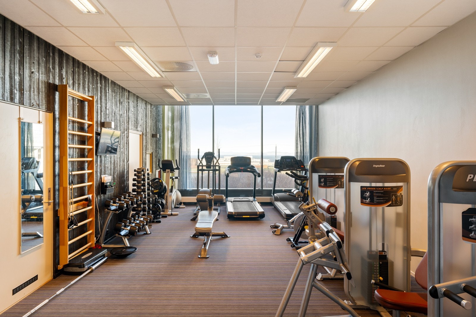 Sameiet eier et Servicebygg som inneholder trimrom, kjøkken og stue. Galleribilde