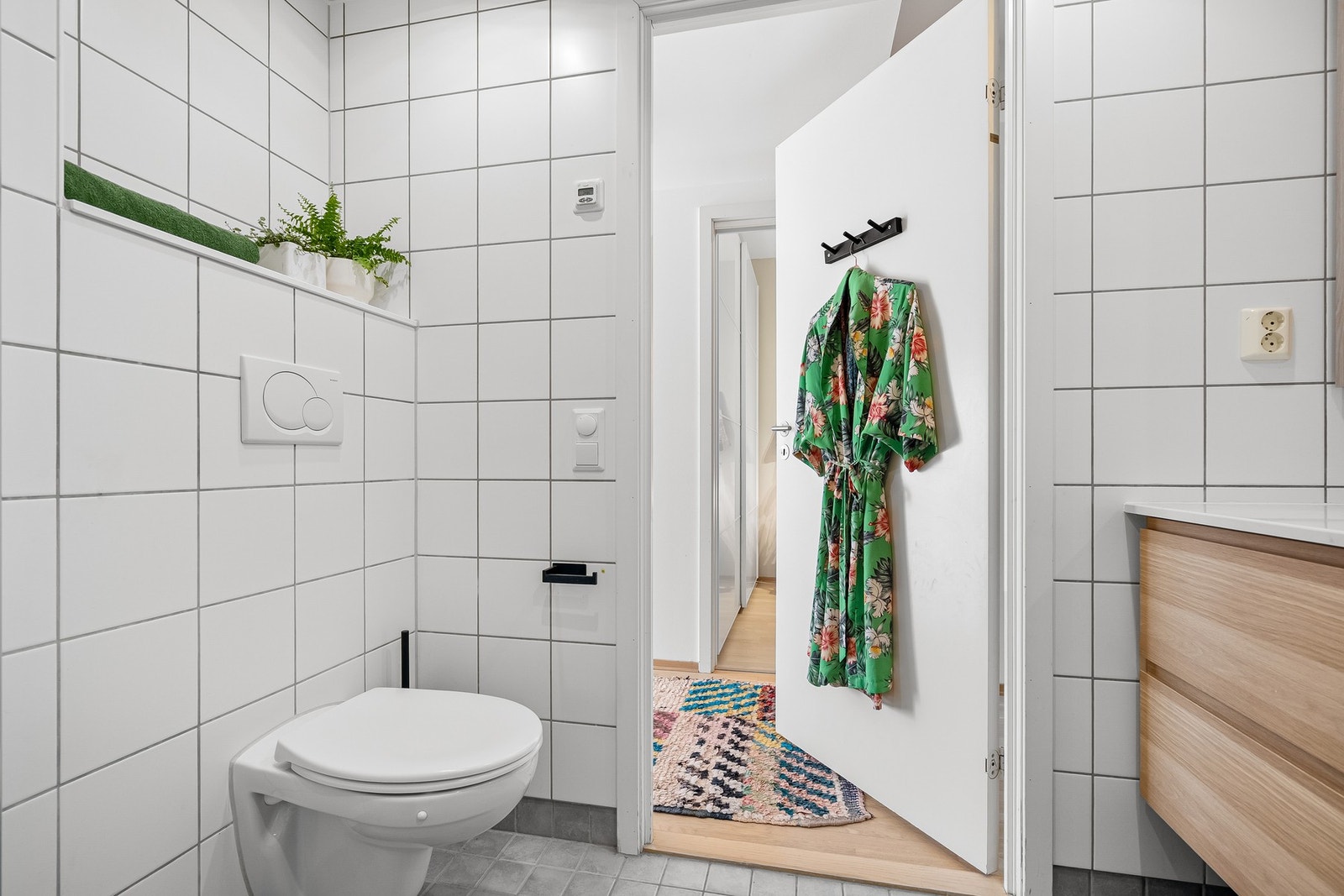 Flislagt gulv med varmekabler og nedsenket gulv i dusjen. Det er plastsluk og fuktsikring med smøremembran. Galleribilde