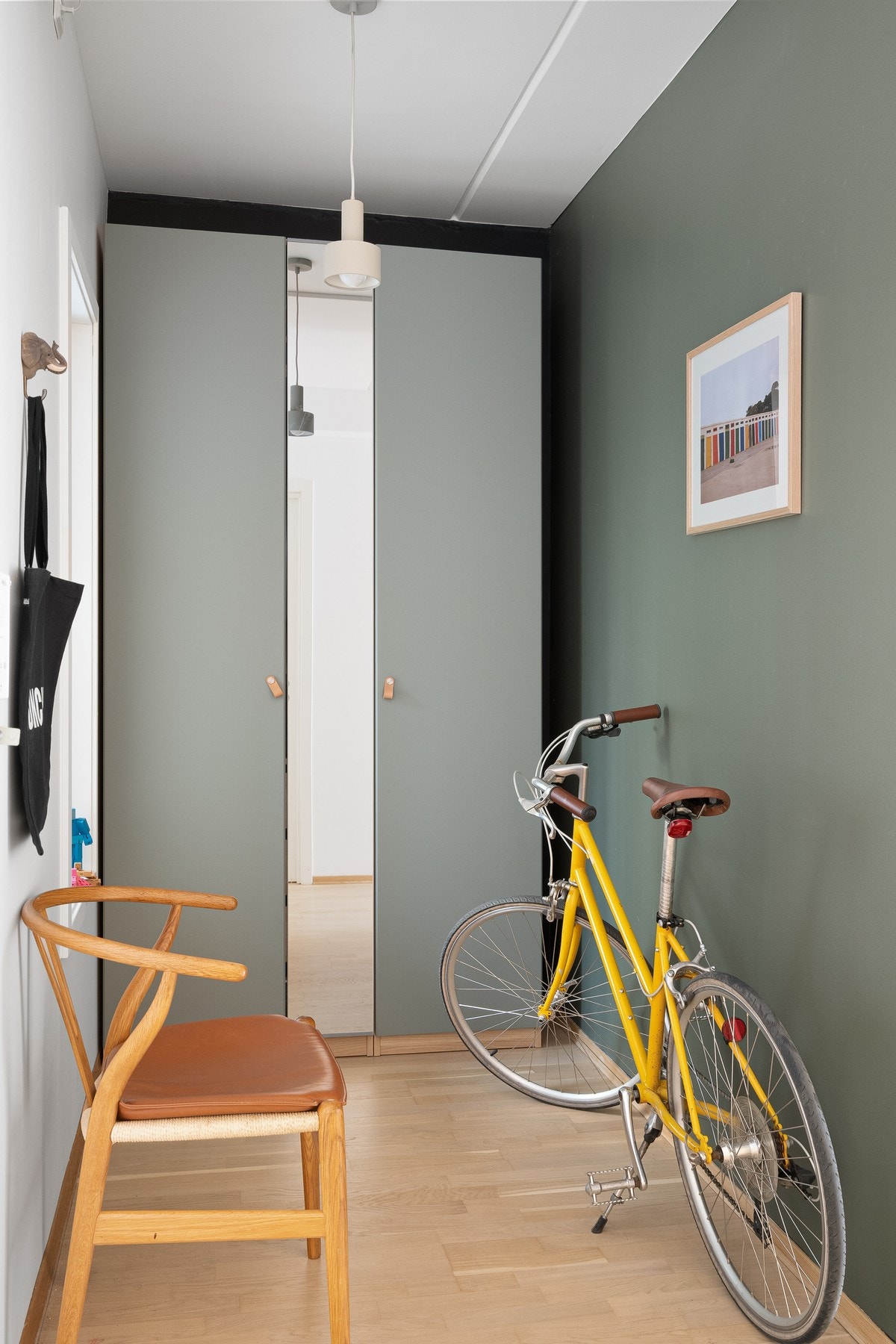 Åpent areal/"alkove" ved entreen med dobbelt garderobeskap. Her er det også et vindu. Perfekt til ekstra lagring, kontor, eller kanskje et lite gjesterom. Galleribilde