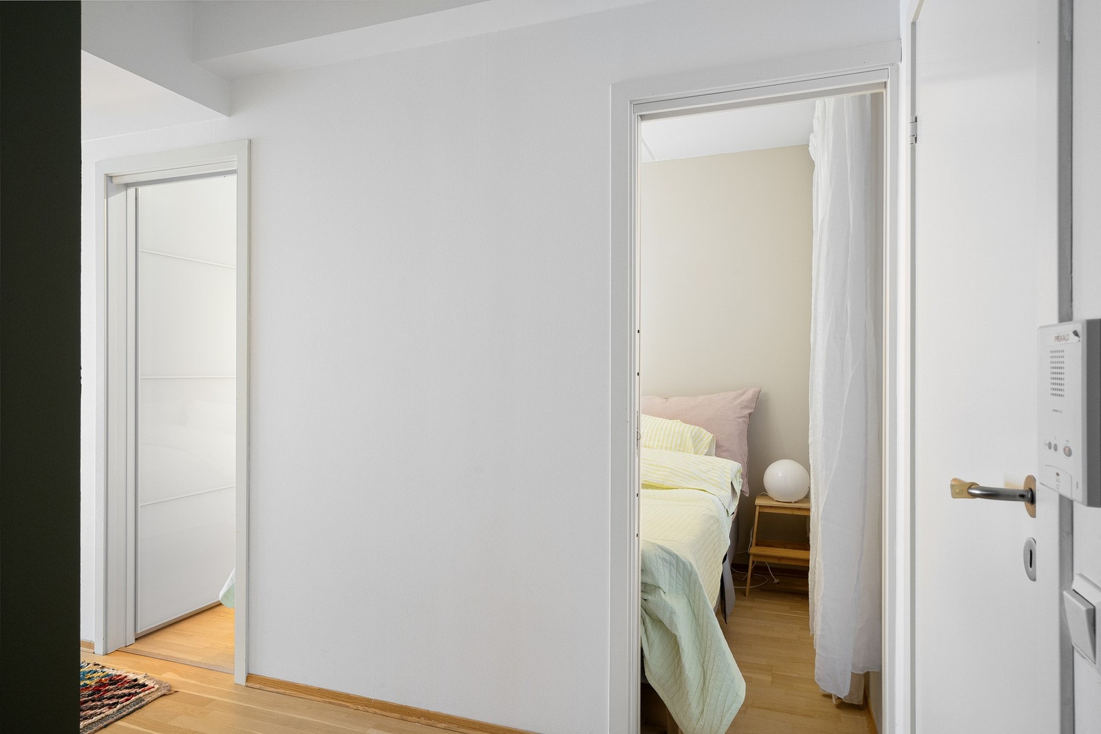 Praktisk inngang til soverom fra to sider i mellomgang. Galleribilde