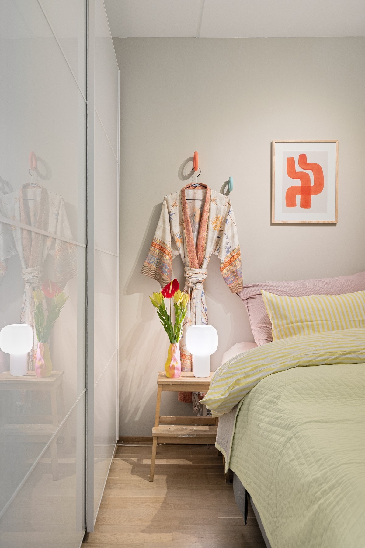 Plass til dobbeltseng og tilhørende nattbord. Galleribilde