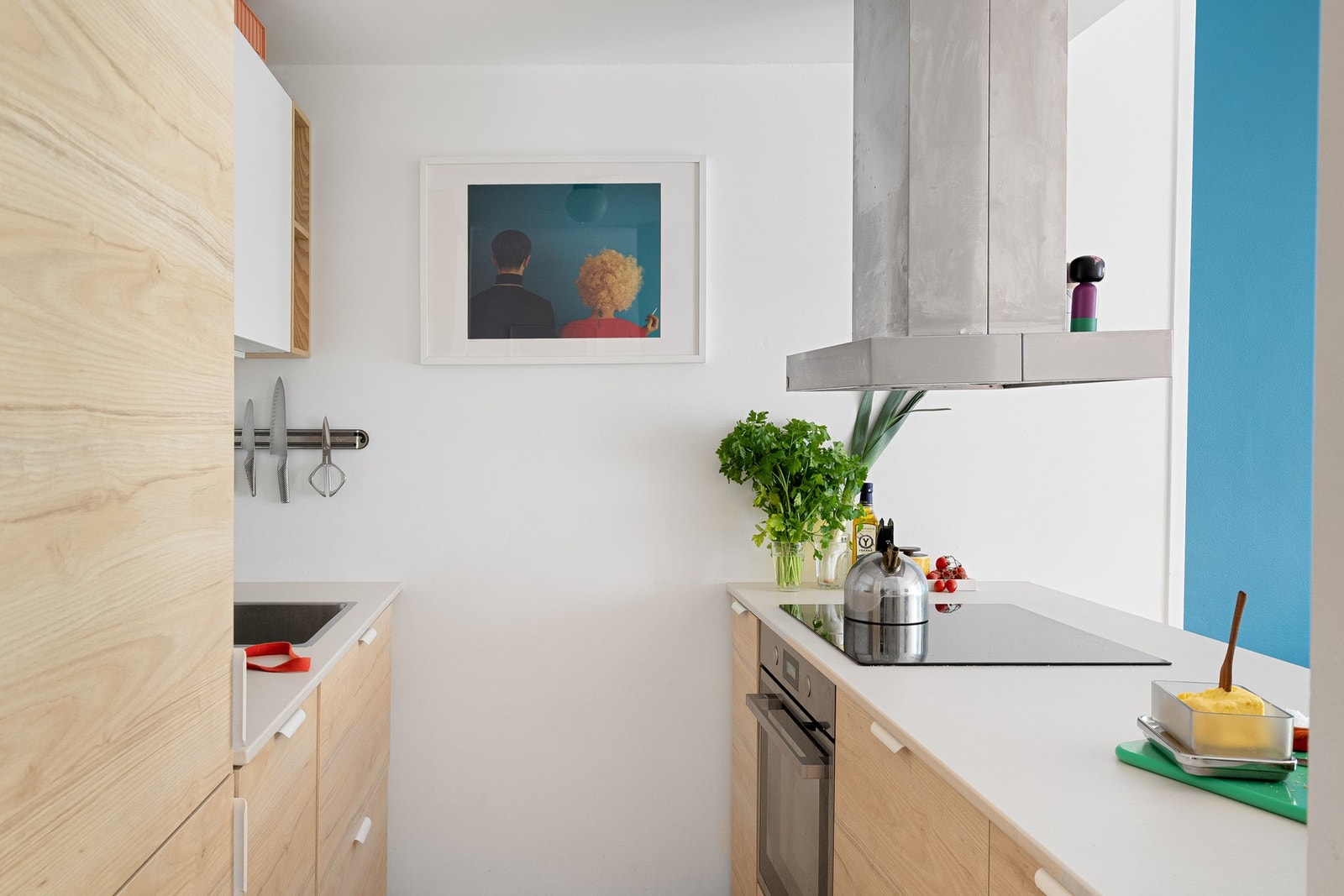 Integrerte hvitevarer medfølger og består av stekeovn, nedfelt koketopp, oppvaskmaskin og kjøl/frys. Galleribilde