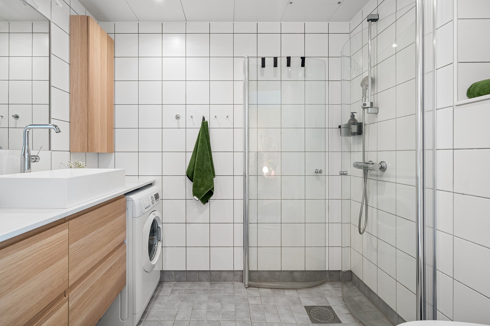 Pent, flislagt bad med nedforet malt himling med innfelte downlights. Oppgradert i 2022 med ny servant, skap og benkeplate. Galleribilde