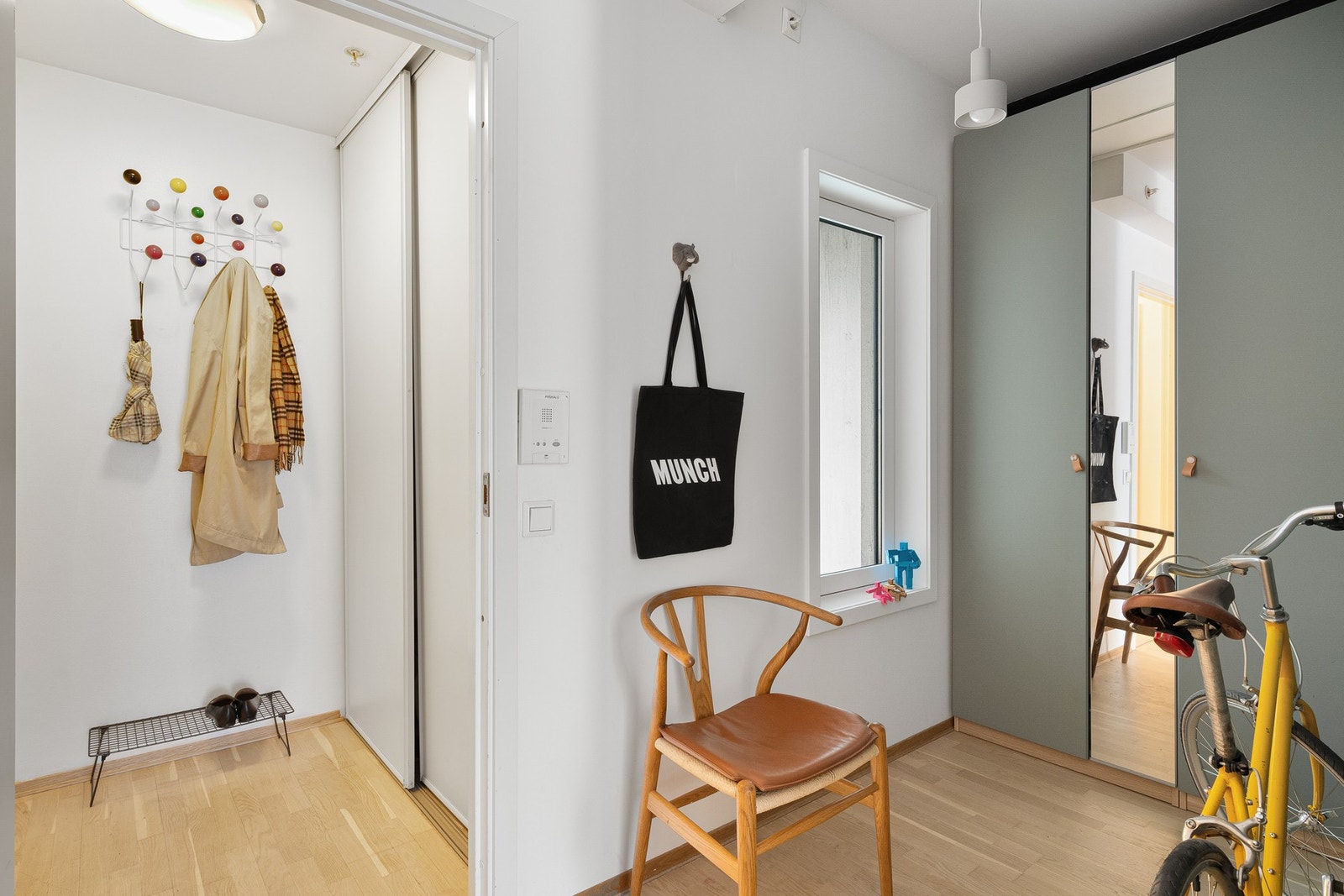 Entré med skyvedørsgarderobe og plass til skohylle. Galleribilde