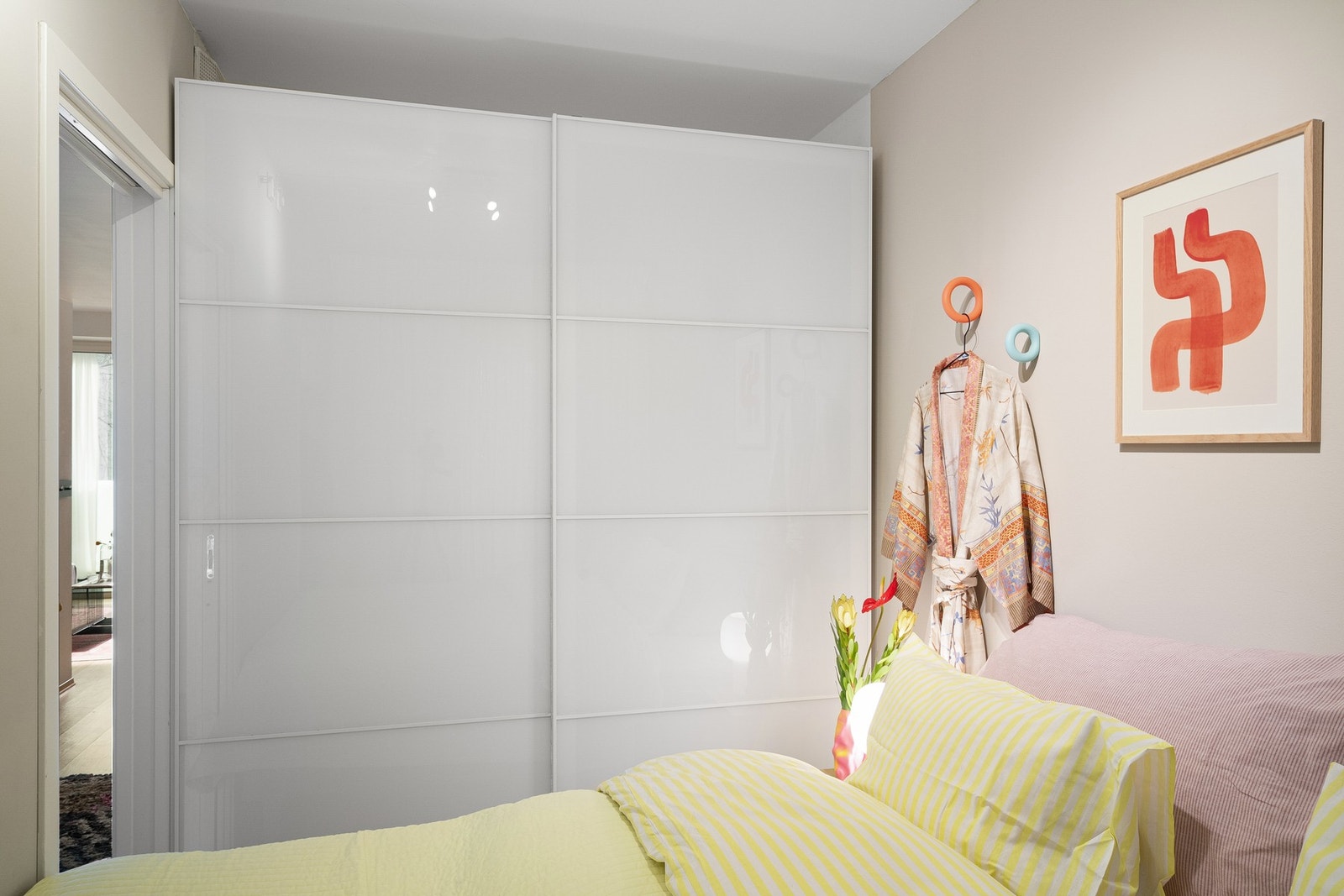 Soverommet har stor skyvedørsgarderobe. Galleribilde