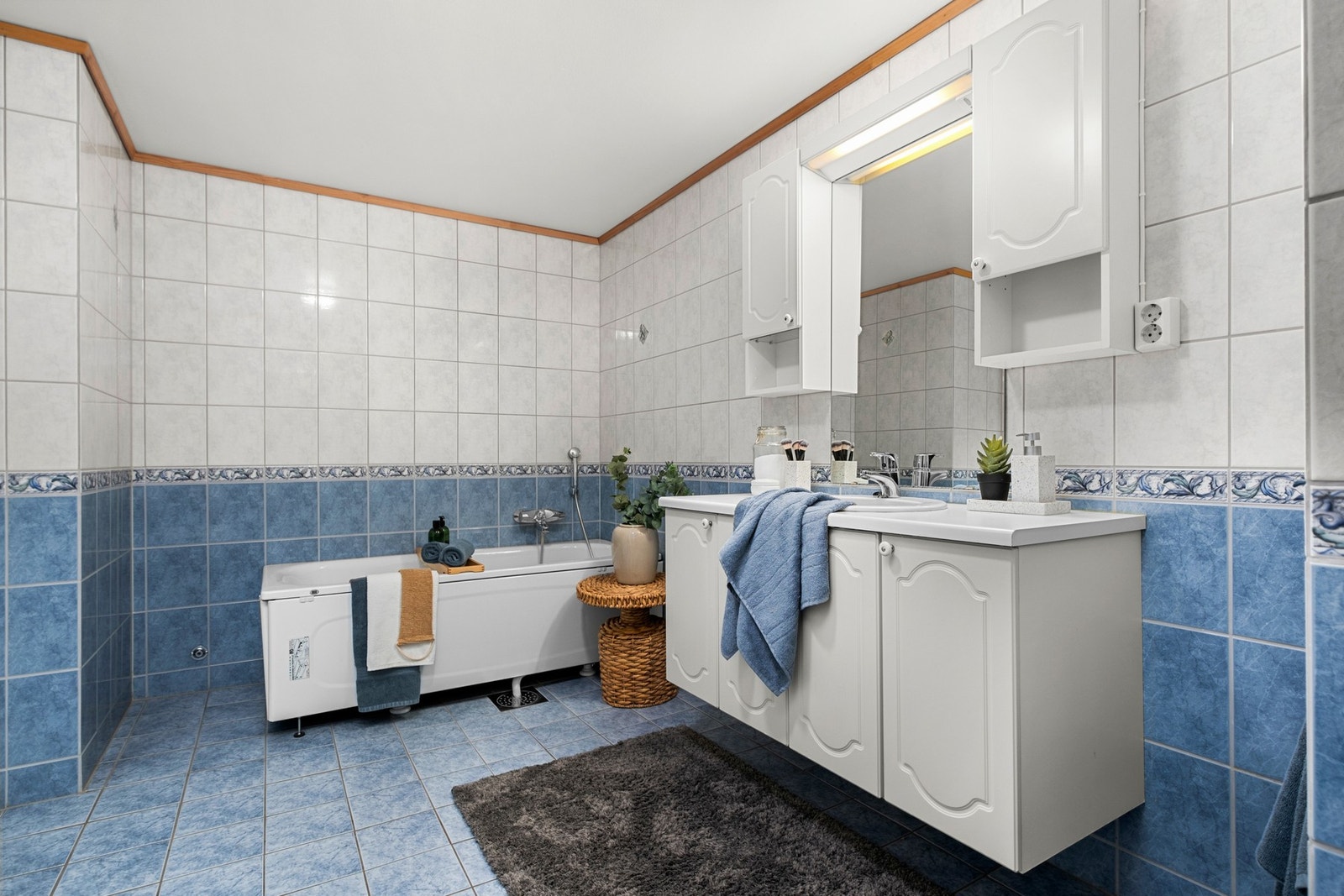 Badet er utstyrt med bla. varme i gulv, servant, klosett, badekar og dusjnisje. Galleribilde
