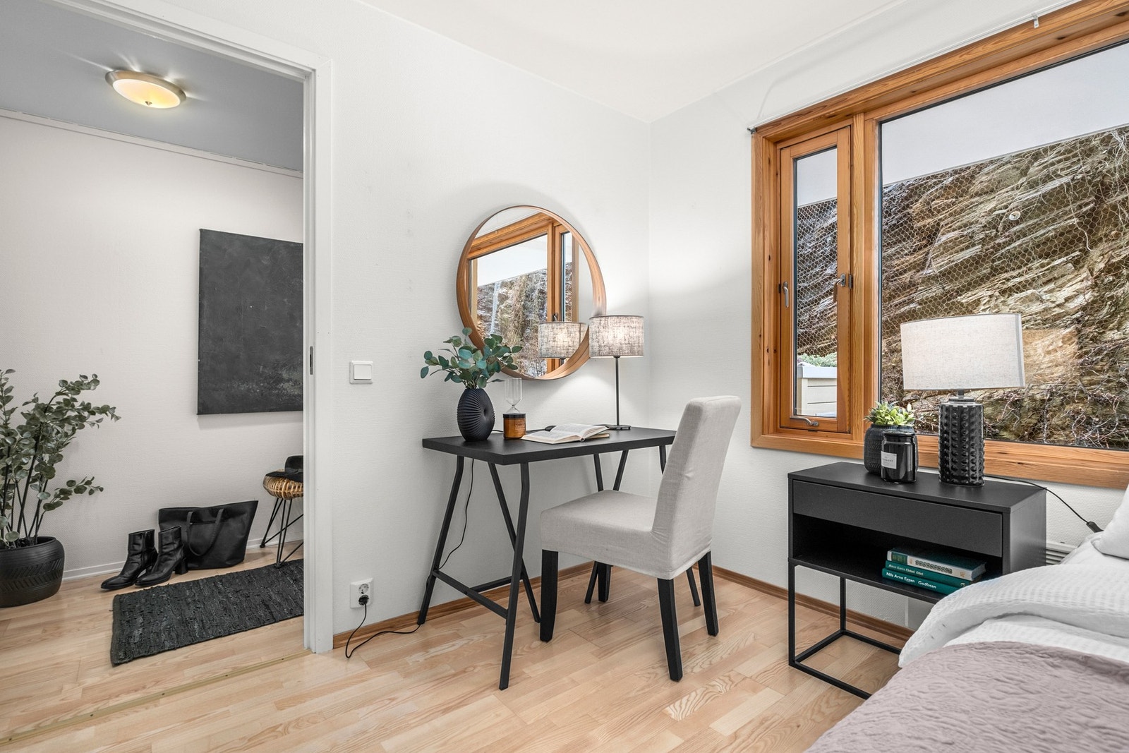 Her er det god plass til dobbeltseng samt pult og garderobeskap. Galleribilde