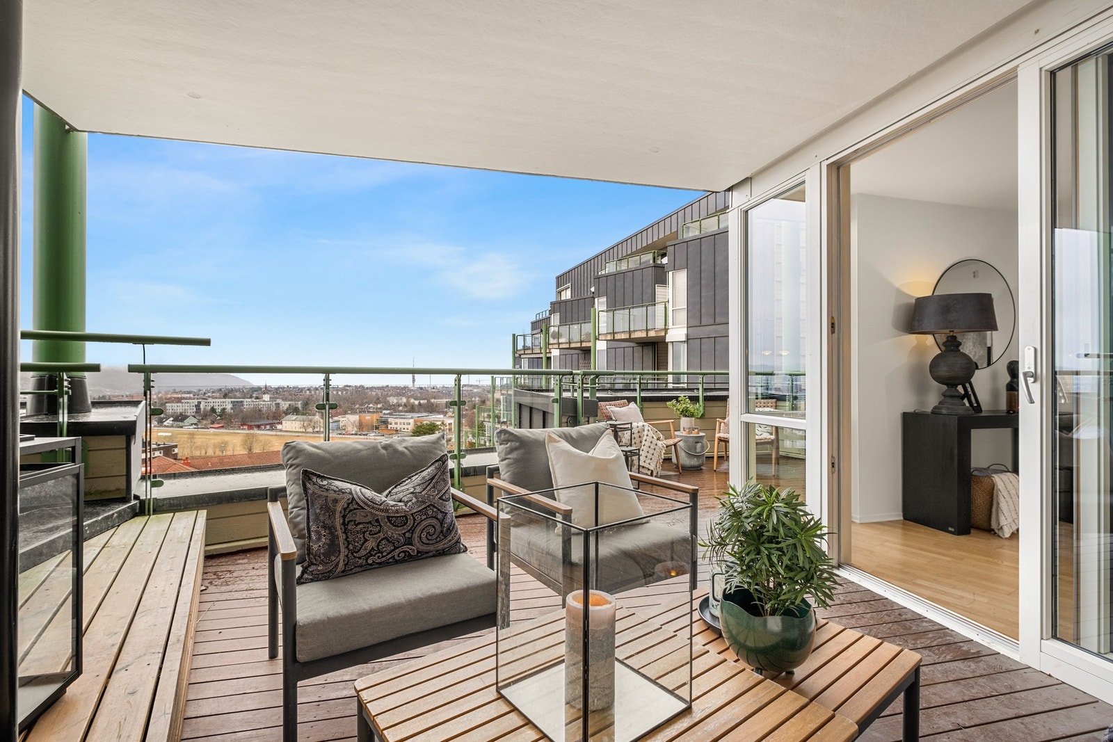 Terrassen har god plass til flere sittegrupper. Galleribilde