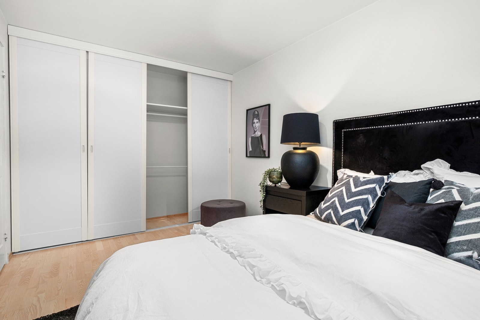 Soverommet har en stor og praktisk skyvedørsgarderobe. Galleribilde