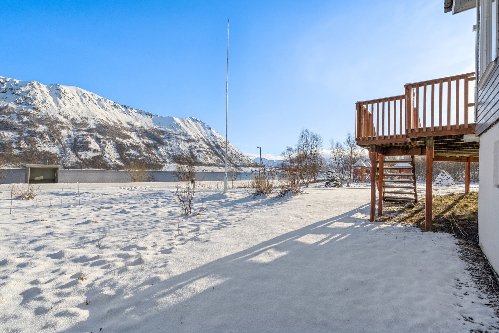 Rett over veien finner du bussholdeplass. Galleribilde