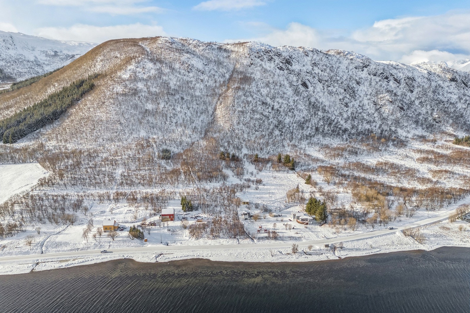 Utenfor døren ligger naturen for dine føtter, med mange flotte stier like i nærheten, om det er fjellturer på sommeren eller skiturer på vinteren så er veien like kort. Galleribilde