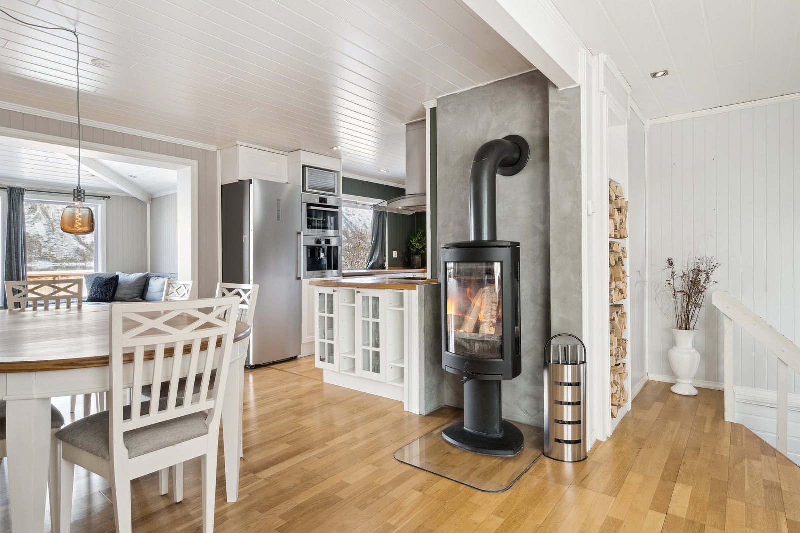 Nyere vedovn. Mursteinpipe ble innvendig renovert med nytt røykrør i 2020. Boligen har også installert varmepumpe. Galleribilde