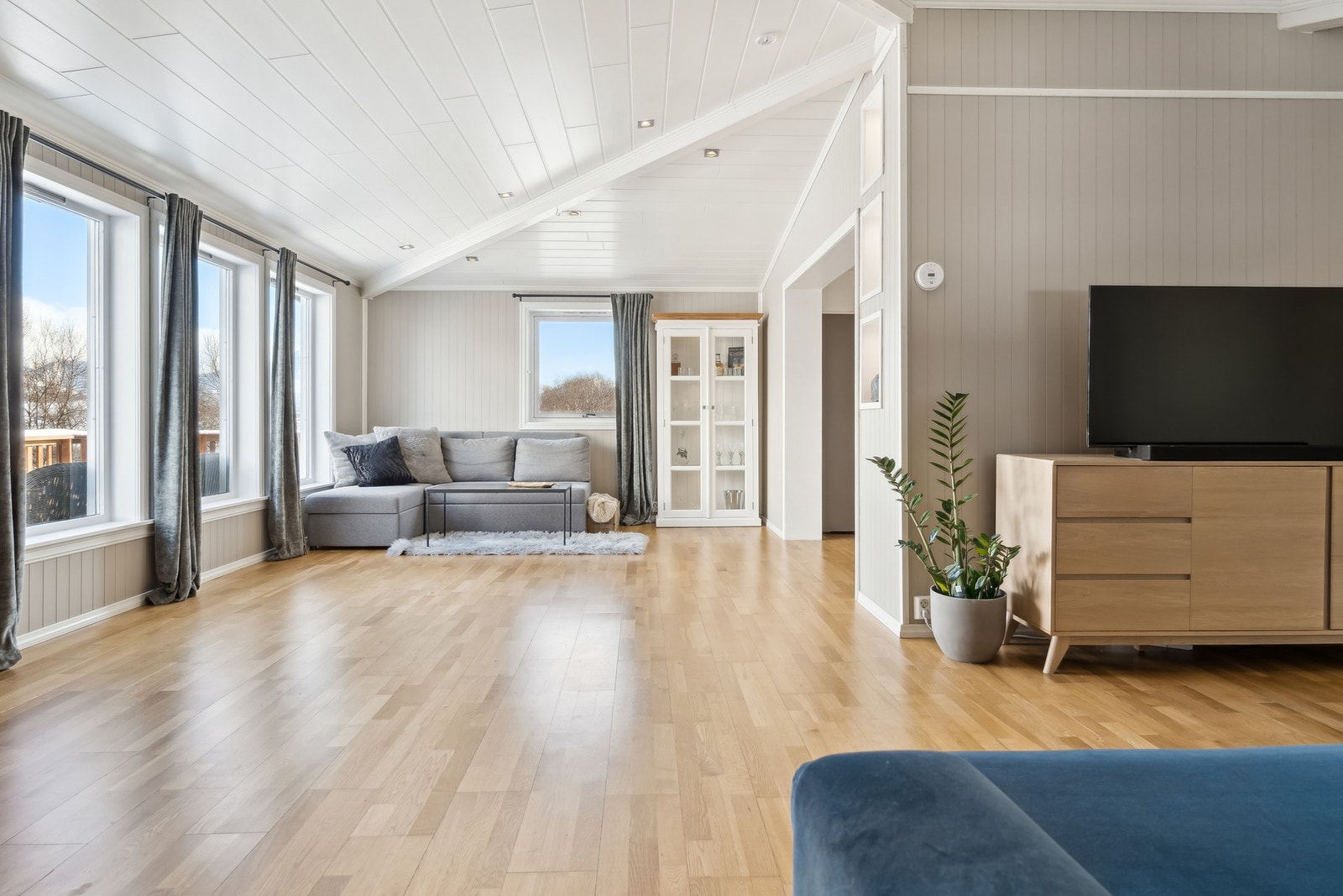 Fra gangen går du direkte inn i denne stuen med en herlig takhøyde. Galleribilde