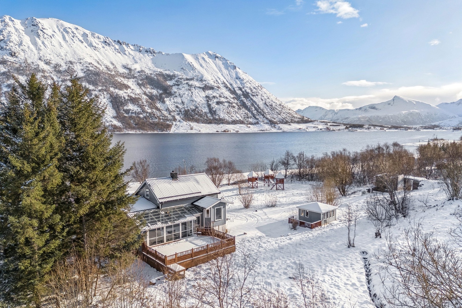 Eiendommen har et tomteareal på ca. 47 876 m² og inneholder uthus, koie og lekestativ. Tidligere sto det et fjøs på eiendommen, grunnmuren står fortsatt. Galleribilde